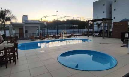 Apartamento REFORMADO com  2 dormitórios no Residencial Santorini - Aririu