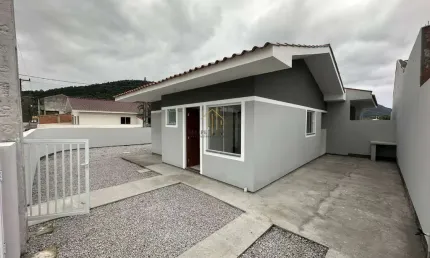 Casa de esquina de 2 dormitórios com suíte no jardins