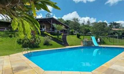 Chácara de Luxo no Condomínio Recanto dos Pássaros em Piracaia-SP: 7 quartos, 2 suítes, 4 banheiros, 6 vagas, 580m².
