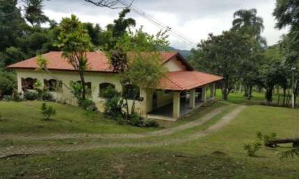 LINDO SÍTIO DE 4 ALQUEIRES COM LAGO E PASTO - PIRACAIA