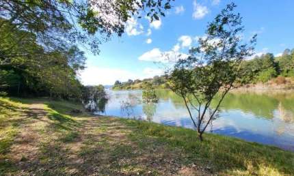 Sítio à beira da represa em Piracaia: Um refúgio de tranquilidade e beleza