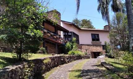 Bela Casa à Venda no Condomínio Clube da Montanha em Atibaia