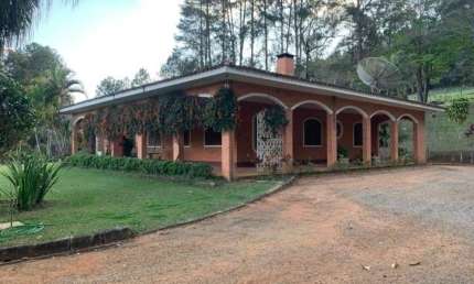 Sítio em Piracaia-SP: 5 Quartos, 3 Suítes, 4 Banheiros, 4 Vagas - 24.000m² de Pura Elegância no Bairro Piracaia.
