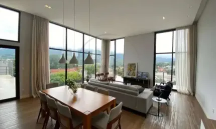 Espetacular Casa à Venda em Atibaia-SP, Vila Petrópolis: 5 Quartos, 3 Suítes, 2 Salas,  395m².