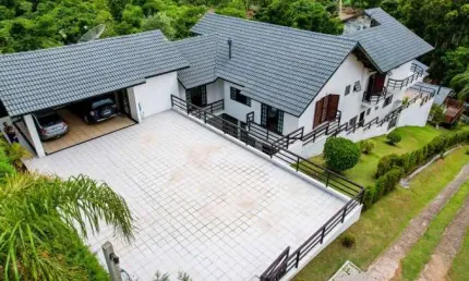 Casa de luxo em condomínio: 4 quartos, 3 suítes, 5 banheiros, 4 vagas de garagem em Atibaia-SP, bairro Portão, 550m².
