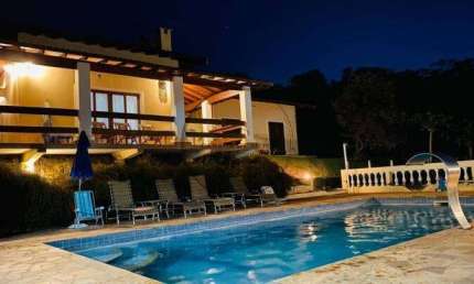 Chácara de luxo em condomínio no Batatuba, Piracaia-SP: 4 quartos, 2 suítes, 3 banheiros, 4 vagas, 520m². Venha conferir!