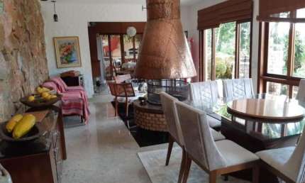 Casa em Condomínio com 4 Quartos e 1 Suíte no Bairro Portão em Atibaia-SP: 400m² de Pura Sofisticação!