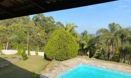 Belíssima chácara em condomínio fechado com 5.000m2