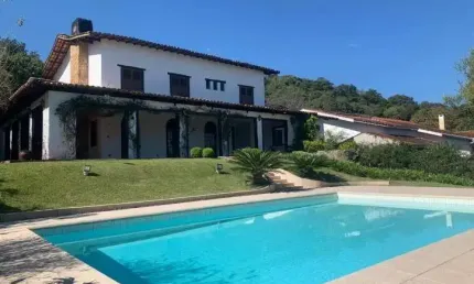 Imperdível! casa estilo toscana à venda em atibaia-sp, no beiral das pedras: 4 quartos, 2 suítes, 4 banheiros, 4 vagas de garagem, 700m².