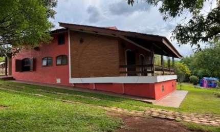 Chácara à venda em Bragança Paulista-SP: 4 quartos, 1 suíte, 3 salas, 5 banheiros, 10 vagas de garagem, 300m² de área. Venha conferir!