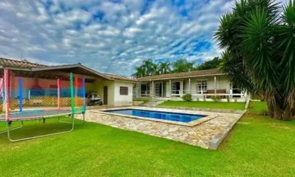 Chácara em condomínio: 3 quartos, suíte, 3 salas, 3 banheiros, 4 vagas, 230m² em Piracaia-SP, Novo Horizonte.