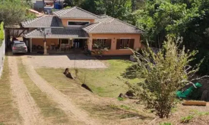 Chácara em Condomínio na Estância Santa Maria do Laranjal, Atibaia-SP: 4 quartos, 1 suíte e 6 vagas de garagem!