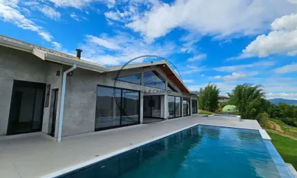 Luxuosa chácara com linda vista para represa em Piracaia-SP