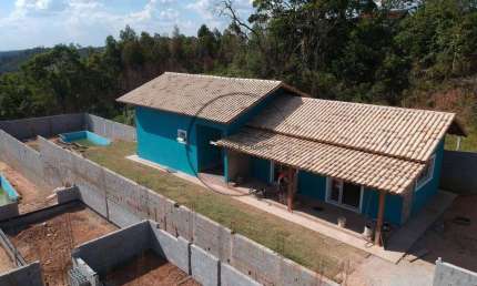 Casa de campo novíssima, à menos de 7 minutos da Fernão Dias!