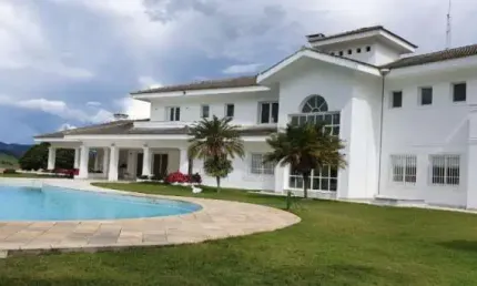 Mansão espetacular beira da represa de Piracaia acesso exclusivo para água