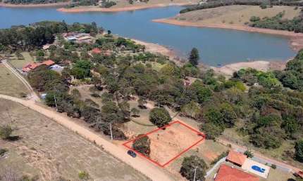 Terreno à venda em condomínio com vista e acesso à represa – Joanópolis/SP