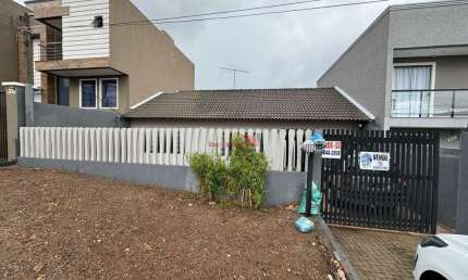 Casa Espaçosa à Venda em Fazenda Velha, Araucária - Com Jardim e Garagem