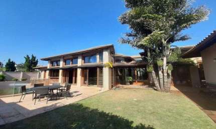 Seja para compra ou locação, esta casa é uma oportunidade única para quem busca um estilo de vida luxuoso e confortável!!!