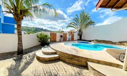 Casa em Condomínio de Luxo em Bosque, Vinhedo-SP: 3 quartos, 1 suíte, 3 salas, 4 banheiros e 6 vagas de garagem!