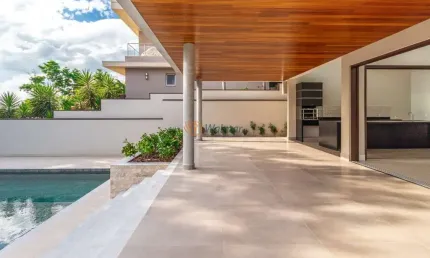Imponente residência em condomínio de luxo em Campinas-SP, com 4 suítes e 6 vagas de garagem, 700m² de área. Confira!