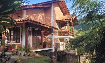 Imperdível: Casa à Venda em Monte Verde-MG, com 4 quartos, 2 suítes, 3 salas e 4 vagas de garagem!