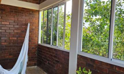 CASA EXCELENTE OPORTUNIDADE COM POSSIBILIDADE DE COMERCIO