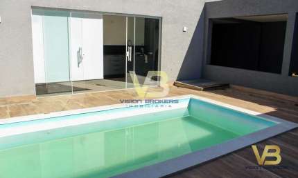 Linda casa com ático e piscina, com 260 m², à venda em Pinhais–PR