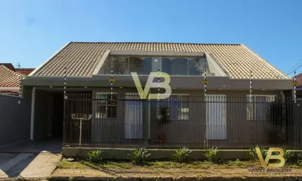 Linda casa com ático e piscina, com 260 m², à venda em Pinhais–PR
