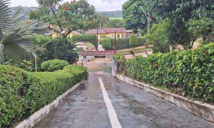 Chácara à venda com 4 dormitórios, piscina e área de lazer completa e linda vista em Serra Negra/SP