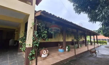 Chácara à venda com 4 dormitórios, piscina e área de lazer completa e linda vista em Serra Negra/SP