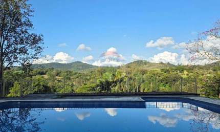 Chácara com piscina à venda em Pinhalzinho, próxima a Pedra Bela e Bragança Paulista