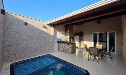 Casa à venda em Bragança Paulista com piscina e área gourmet, próxima ao centro