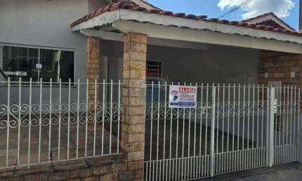 Casa com 3 quartos para alugar na Rua Guarani, 76, Jardim São José, Bragança Paulista