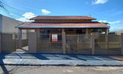Casa à venda na Rua Coimbra, Parque Residencial João Piza, Londrina por R$ 700.000