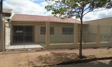 Casa à venda na Rua Veneza, Parque Residencial João Piza, Londrina por R$ 650.000