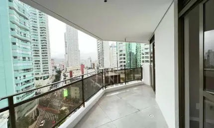 Apartamento quadra mar no Edifício Ruth de Sá em Balneário Camboriu
