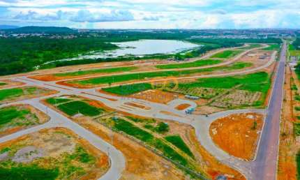 Lote pra vender no Eusébio - Cidade Alpha 4 -  Frente Lago - 450m2