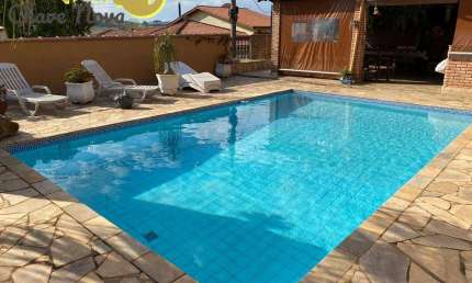 Linda e confortável casa de esquina com Piscina 3 quartos