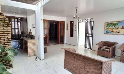 Encontre Seu Paraíso Particular! Espaçosa Casa Duplex com 5 Suítes e Localização Excepcional!