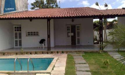Casa com terreno amplo e excelente localização na José Leon