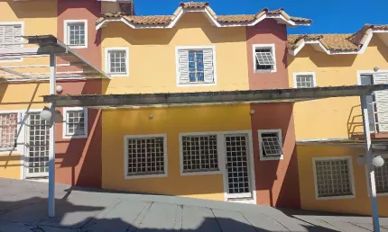 Sobrado 3 dormitórios em condomínio próximo do centro