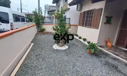 Casa com 2 quartos à venda na rua goias, 158, praia de armação do itapocorói, penha por r$ 600.000