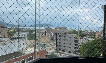 Apartamento na Enseada, com suítes e vista para mar