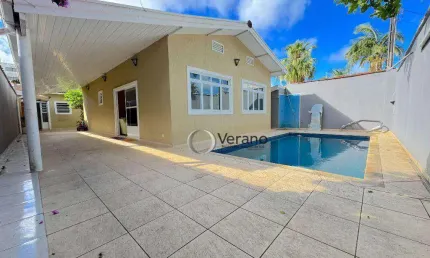 Casa a venda na Enseada com piscina e churrasqueira