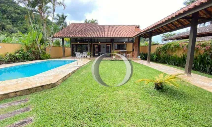 Casa térrea em condomínio fechado com 4 quartos sendo 1 suíte, localiazado na paraia do Pernambuco