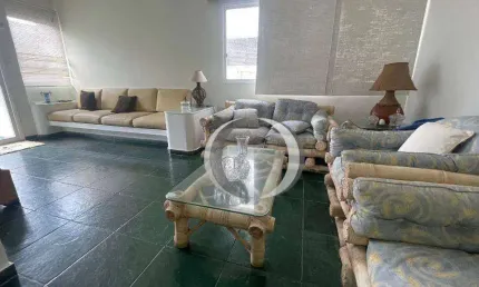 Enseada, apartamento proximo ao mar, 3 quartos sendo 1 suite com dependencia de empregada.