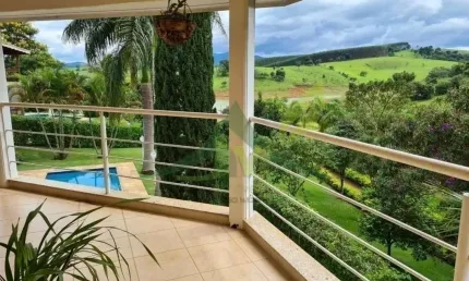 Linda Chácara à Venda Pé na Água em Piracaia - Condomínio Fechado