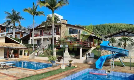 Linda Casa à Venda em Condomínio Beira Represa Piracaia