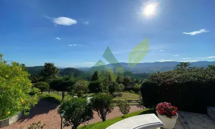 Belíssima Chácara à Venda em Condomínio Fechado com Vista da Pedra Grande