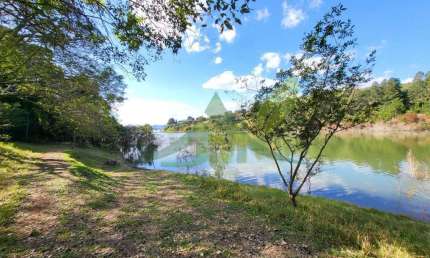 Sítio à beira da represa em Piracaia: Um refúgio de tranquilidade e beleza
